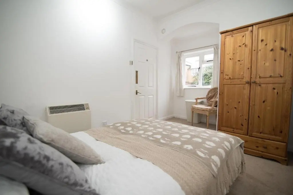 Aston Henry James Cookham Road Cosy flat close to town centre