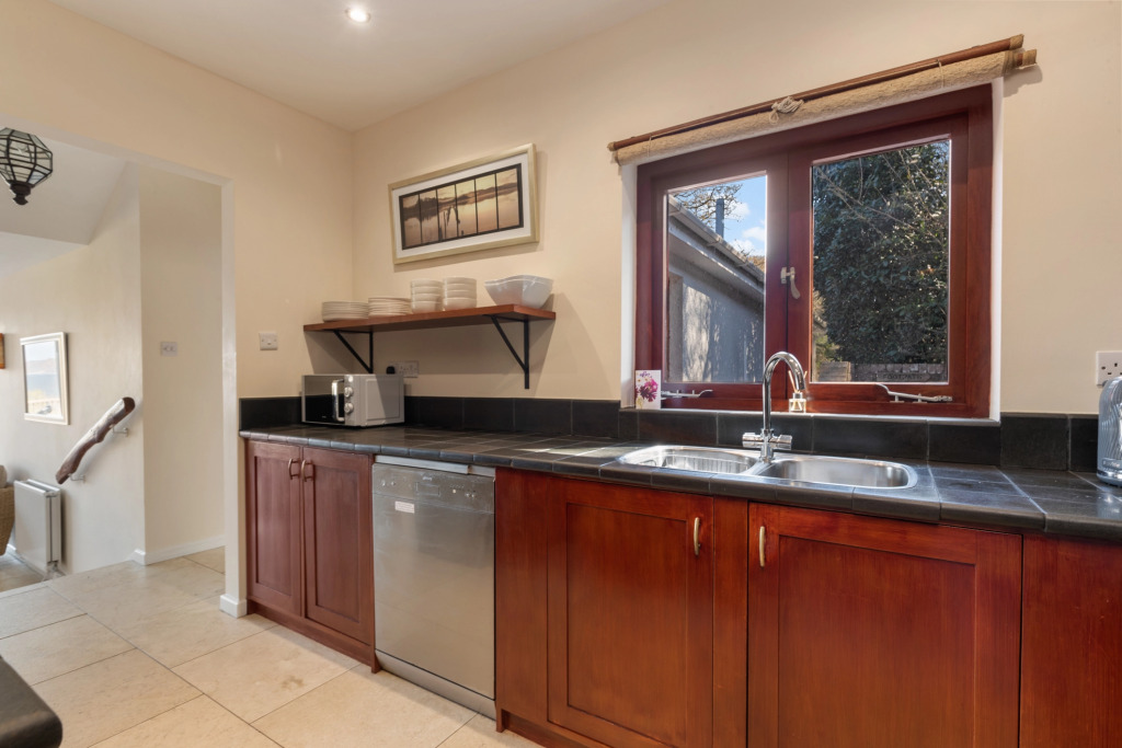 Glendale Cottage - Sea Views, Beach Access, Hot Tub