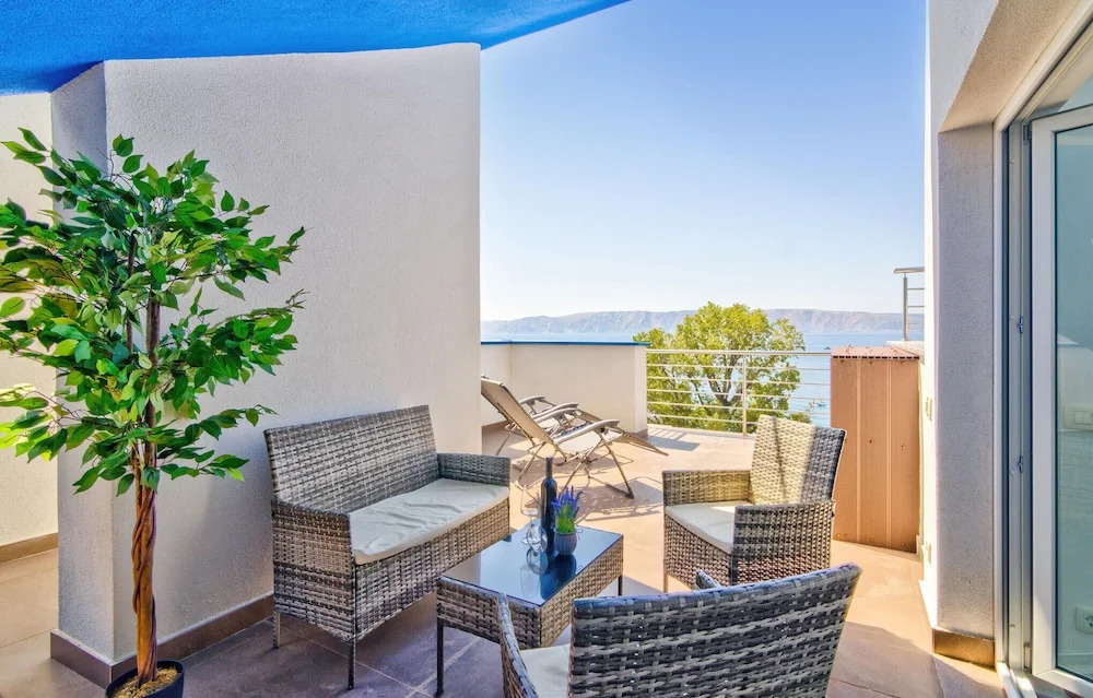Nice Apartment in Smokvica Krmpotska With Wifi, 3 Bedrooms and Outdoor Swimming Pool