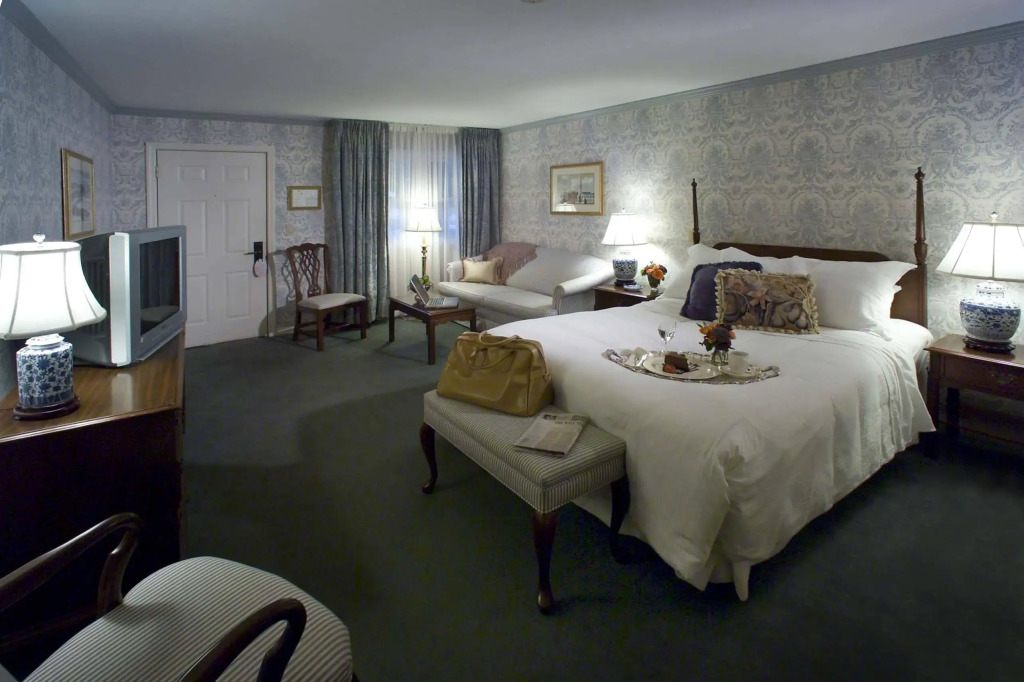 Avon Old Farms Hotel