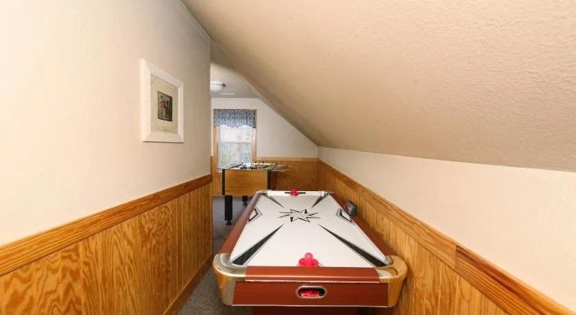 Cedar Falls 8 3 Br cabin by RedAwning