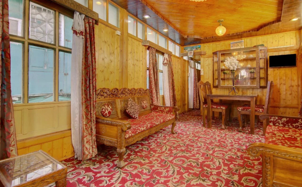 Oyo 6410 Amina Houseboat