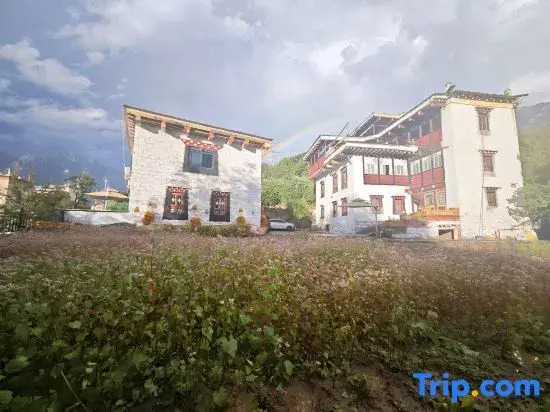 Heisha Zangmi Homestay (Zhonglu Tibetan Village)