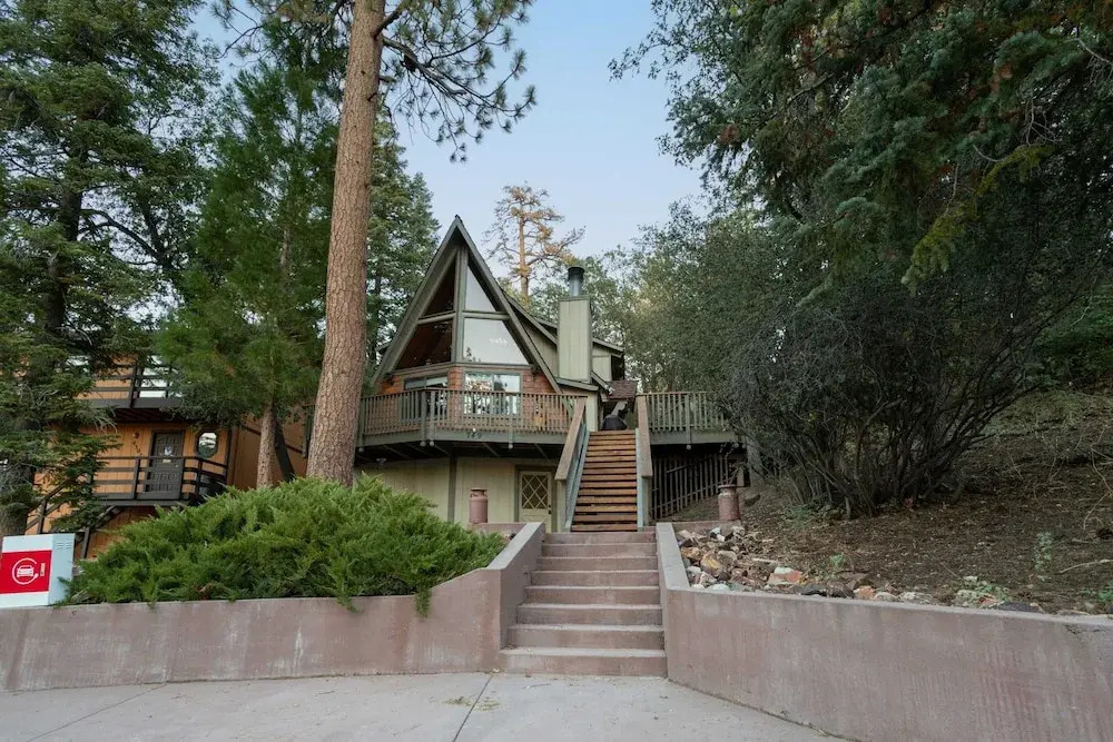 Bears Lair by Avantstay Wood-burning Fireplace + Firepit + Expansive Deck 3 Minutes to Bear Mountain + Big Bear Lake