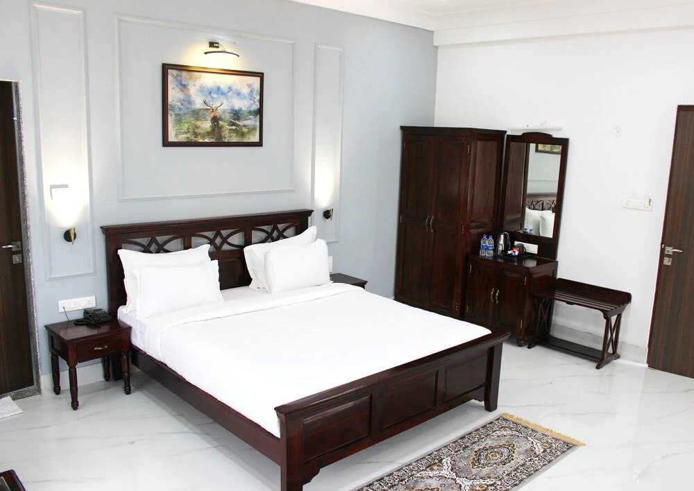 Revaas Hotel