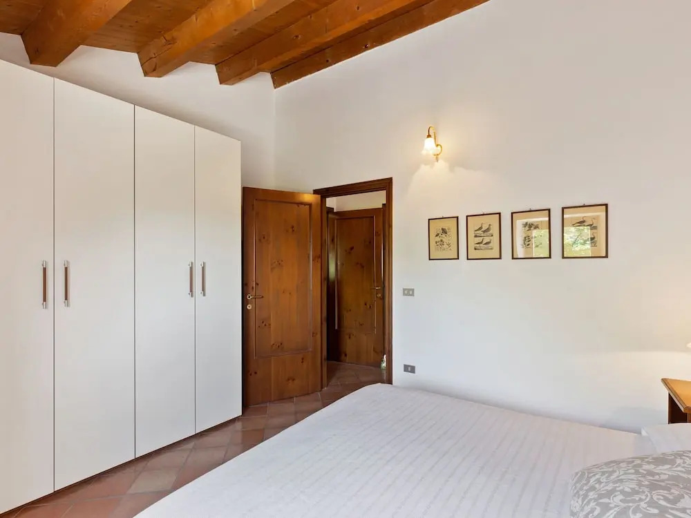 Delightful Villa in Varano with Fireplace