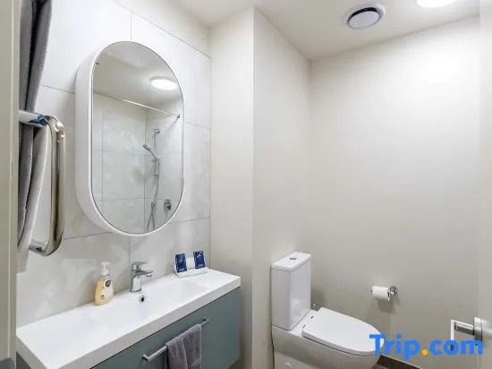 Petone Studio - Balcony, Bath Tub, Sleeps 2