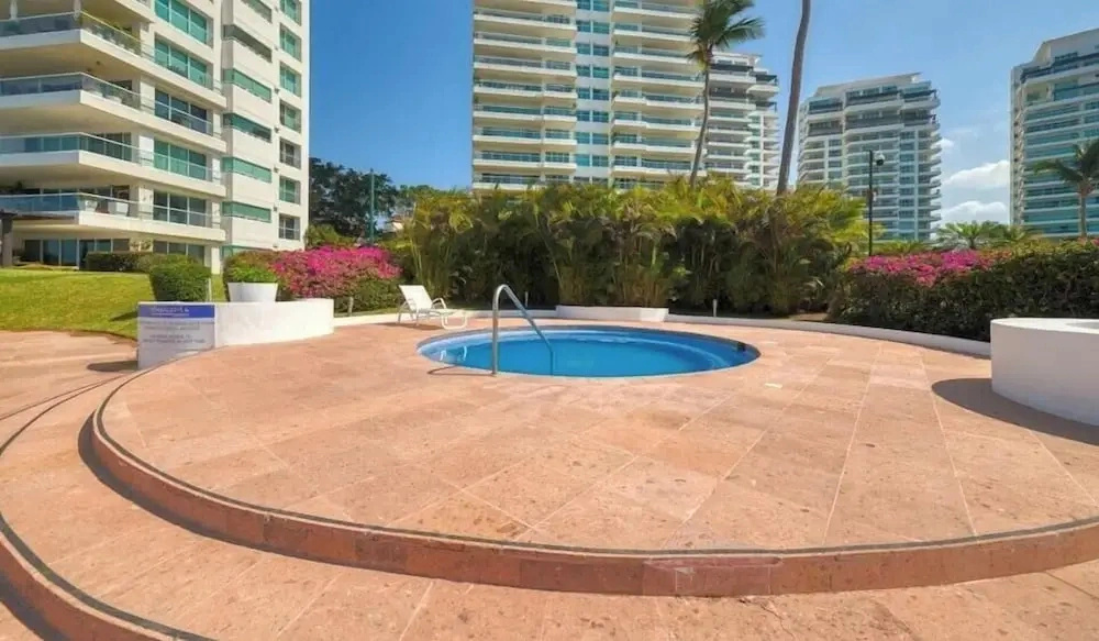 Luxury Oceanfront 4BR Condo - Pool - Ocean View