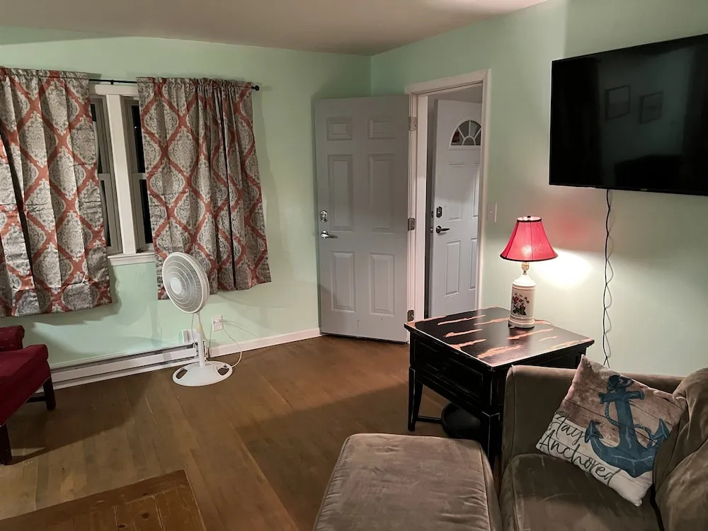 Boat House Ground Floor #2 - 1 Br Waterfront, Wifi 1 Bedroom Apts by RedAwning