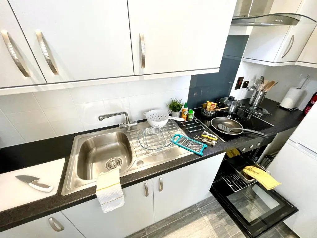 Modern Family Apartment FREE Parking and Gym by Beach