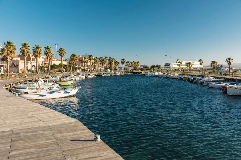 The apartment has 2 bedrooms , 2 bathrooms, lounge with sofa bed, equipped kitchen with also dishwas-PERLACEA 33