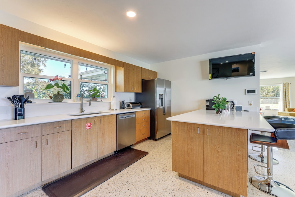 Heated Pool w/ No Fee! Vero Beach Oasis Near Ocean