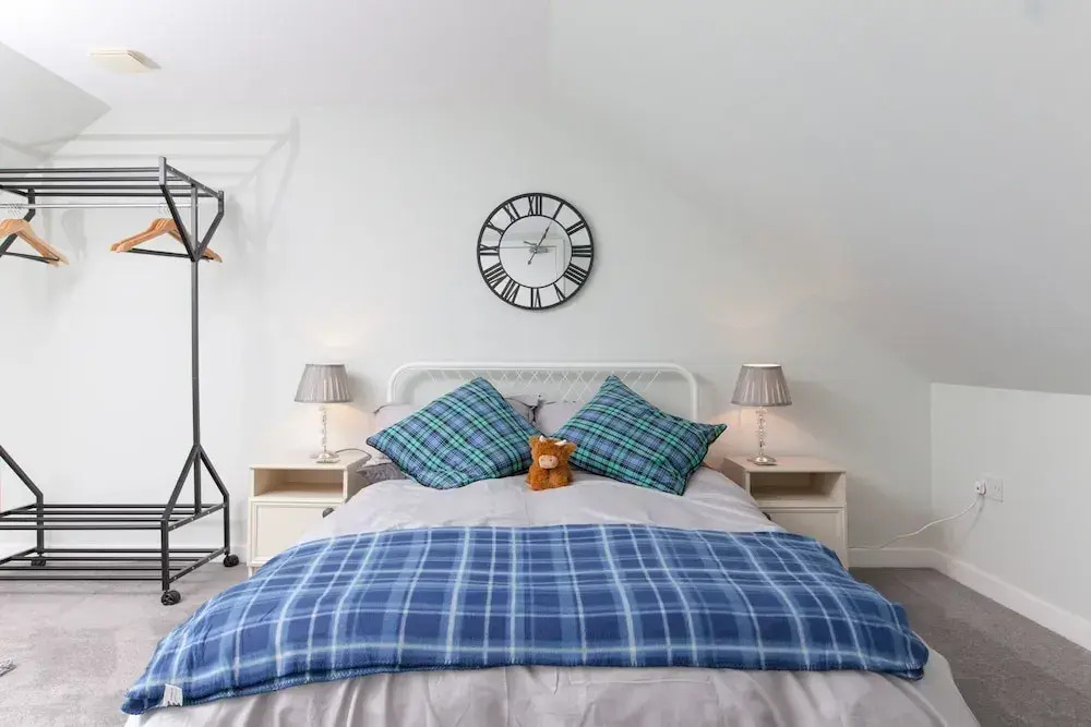 Comfortable 3 Bedroom Top Floor Flat in Old Town