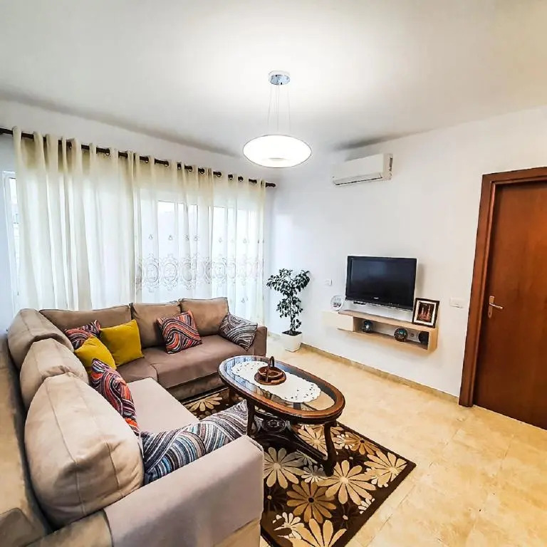 Cozy 1 Bedroom apartment near parks, cafes & restaurants