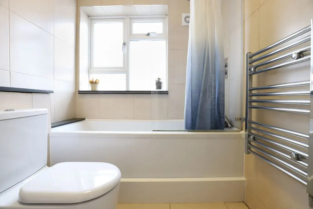 Stylish 1 Bedroom Flat With Balcony in North Kensington