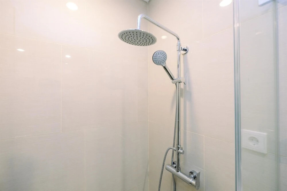 Comfy and Modern Look 2BR at Vasaka Solterra Apartment By Travelio