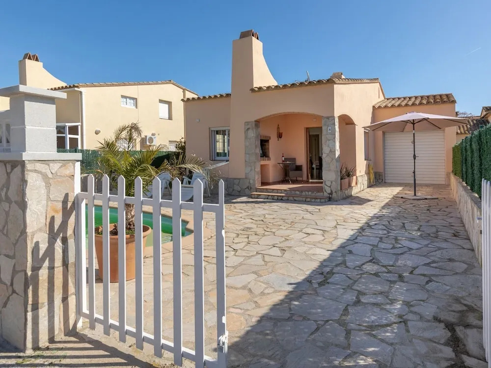 Splendid Holiday Home in St Pere Pescador With Swimming Pool