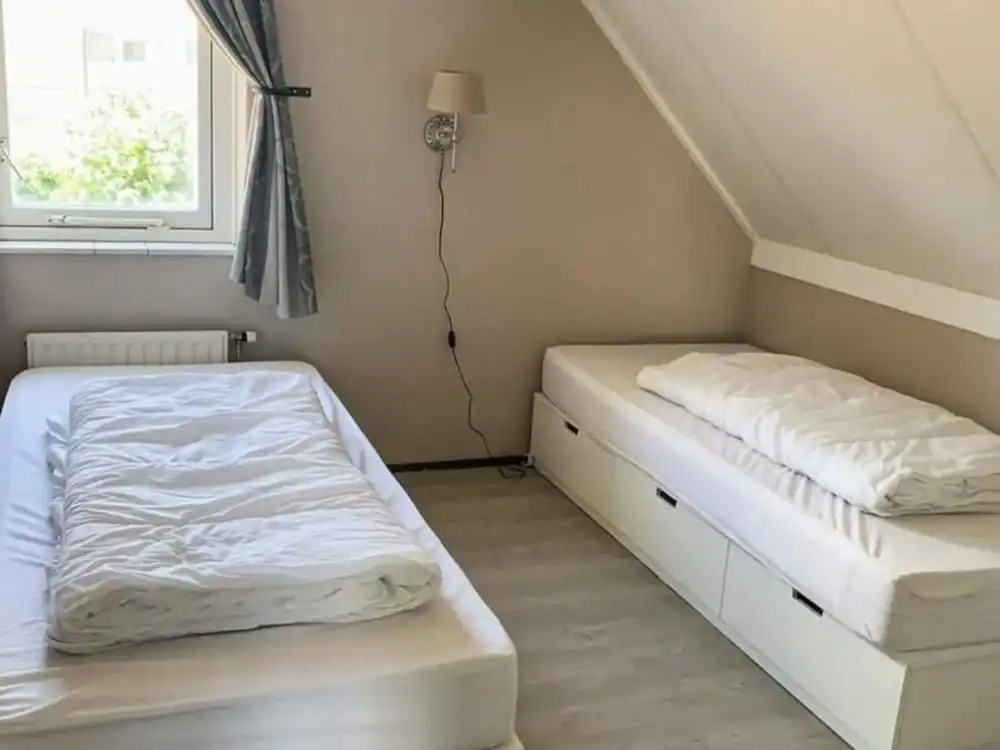 Spacious Stay Near the Sea