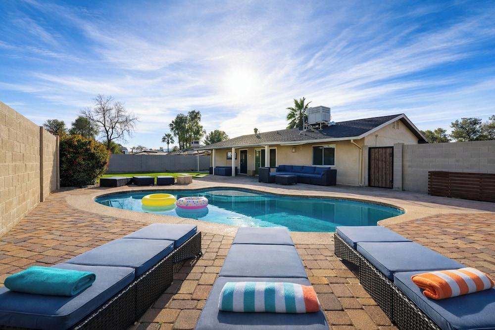 Phoenix Modern Retreat w/ Pool & Putting Green