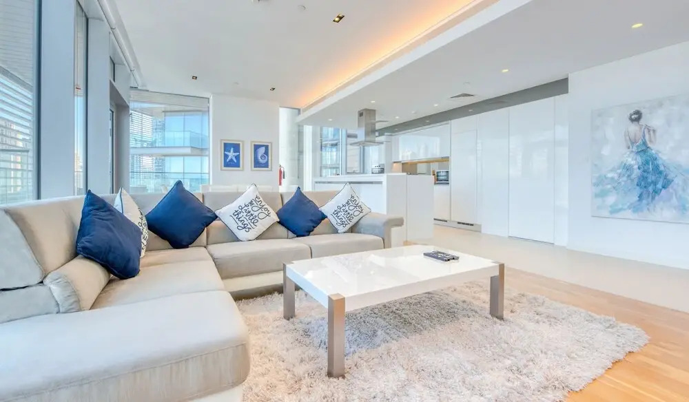 Beautiful Large 3 B/R Apt in BlueWaters Island