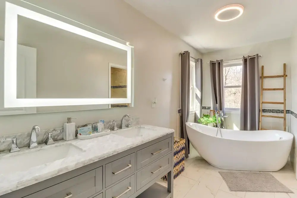 Hot Tub & Fire Pit: Family Home in Tobyhanna