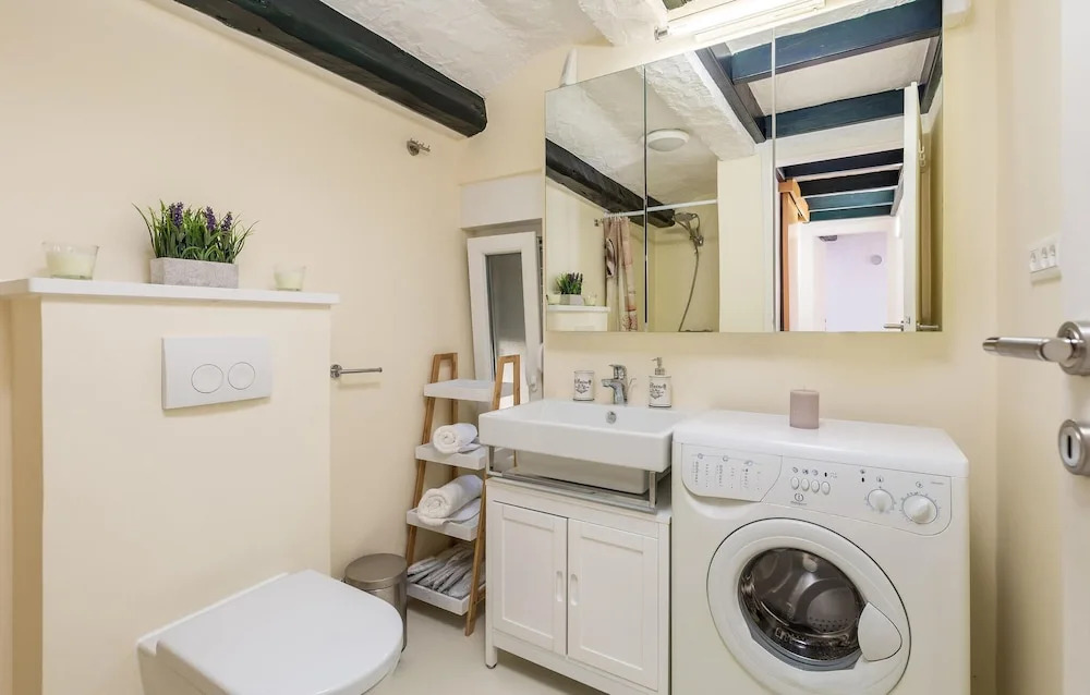 Awesome Home in Lopar with Hot Tub, WiFi & 2 Bedrooms