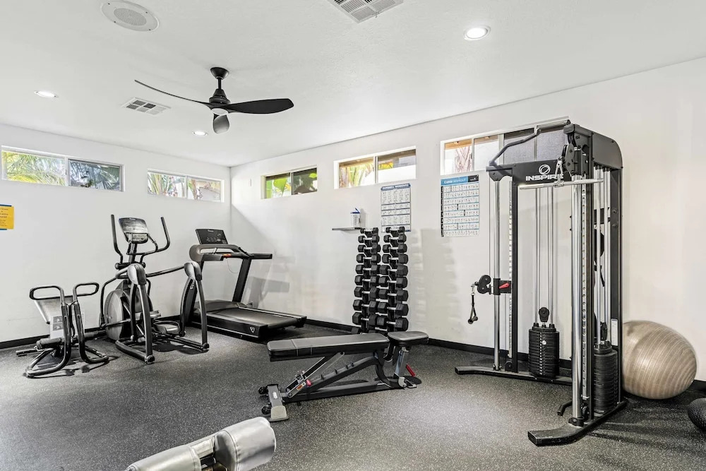 Walk to Beach Pool, Hot Tub, Private Patio, Parking Seabreeze Retreat