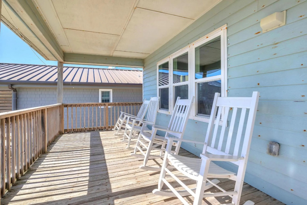 Front Row by Oak Island Accommodations