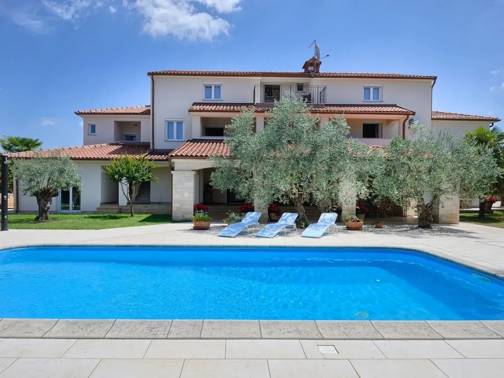 Apartment with Common Pool, Balcony, & Barbecue in Mali Maj near Porec