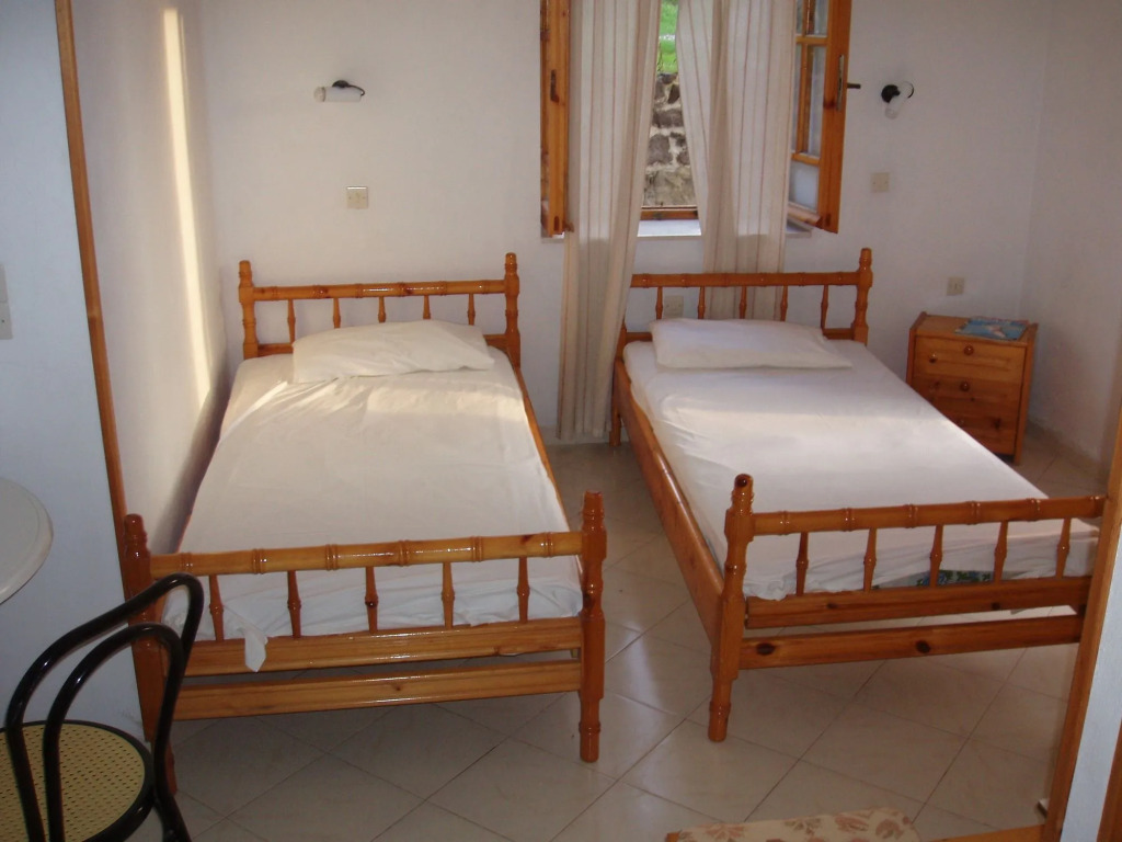 The Schoolmistress With The Golden Eyes, studios & rooms