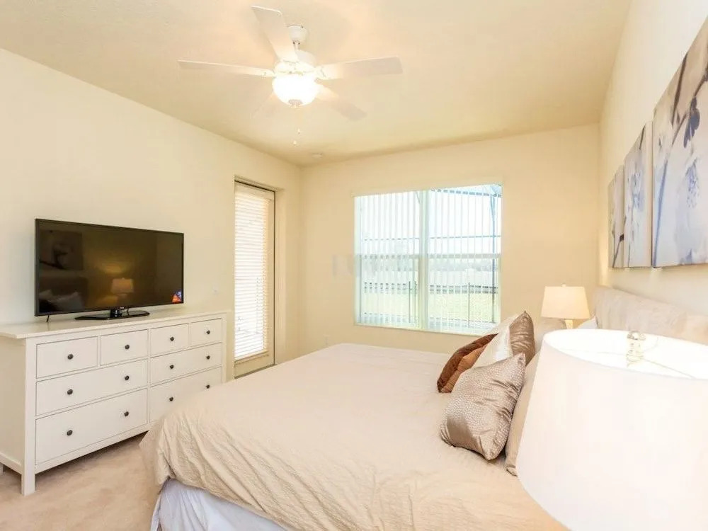 4 Bedrooms Vacation Home by RedAwning