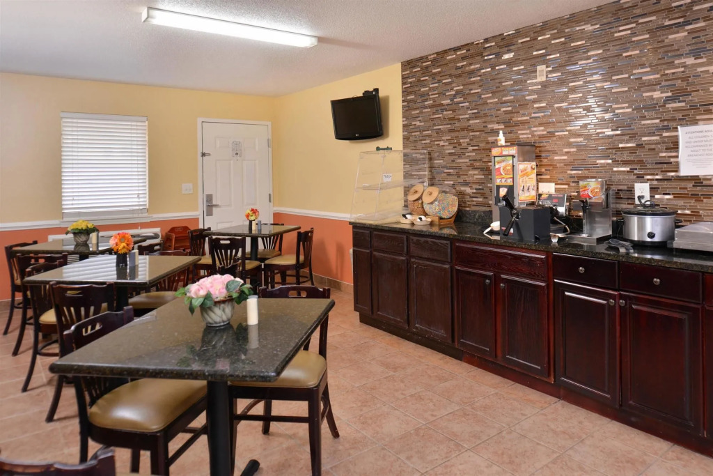 Douglas Inn & Suites