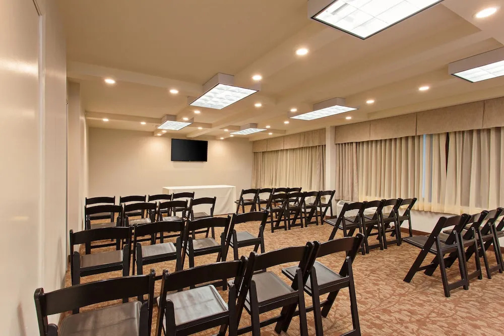 Holiday Inn West Covina (Ex Rodeway Inn Near Fairplex)