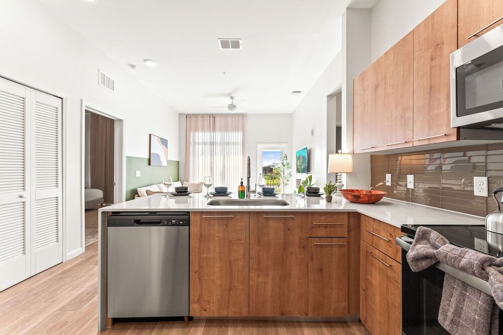 Riviere 3BR Apartment Stylish King Family Pets Friendly Pool & Gym Near Epic Universe