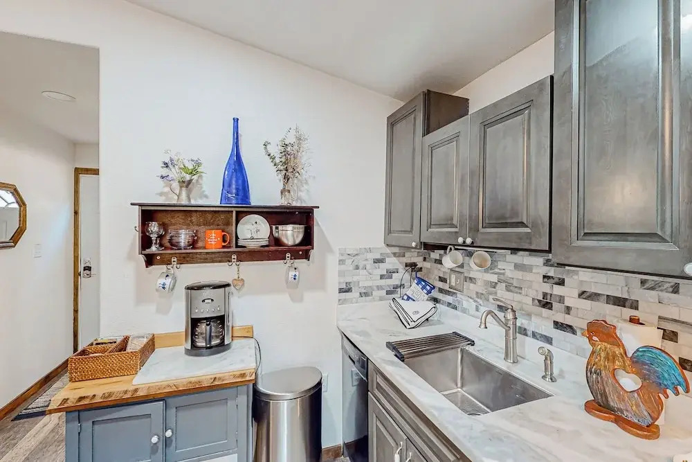 1BR Dog-friendly Lakefront Cabin w/ Canoes