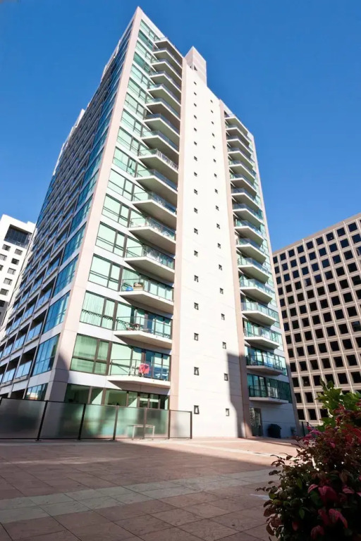 Unbeatable Central Apt next to Queen 22H