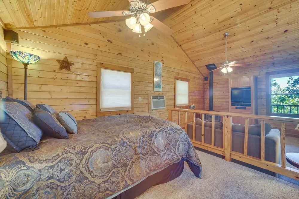 Studio w/ Mtn Views, 1 Mi to Thorncrown Chapel!