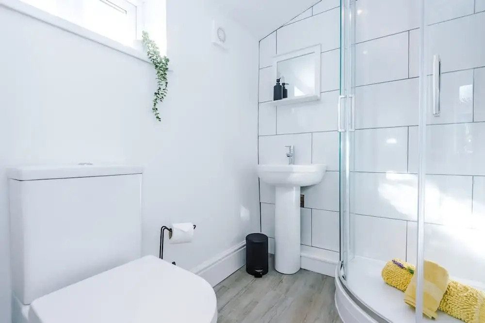 Modern Home Ideal for Business Groups Sleeps 7