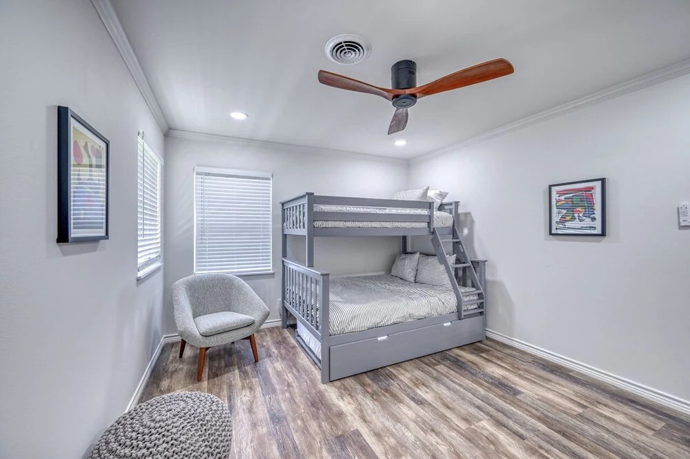 Stunning Home 3 min to Main W/hot tub and Firepit!