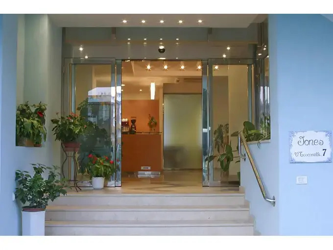 Iones Hotel