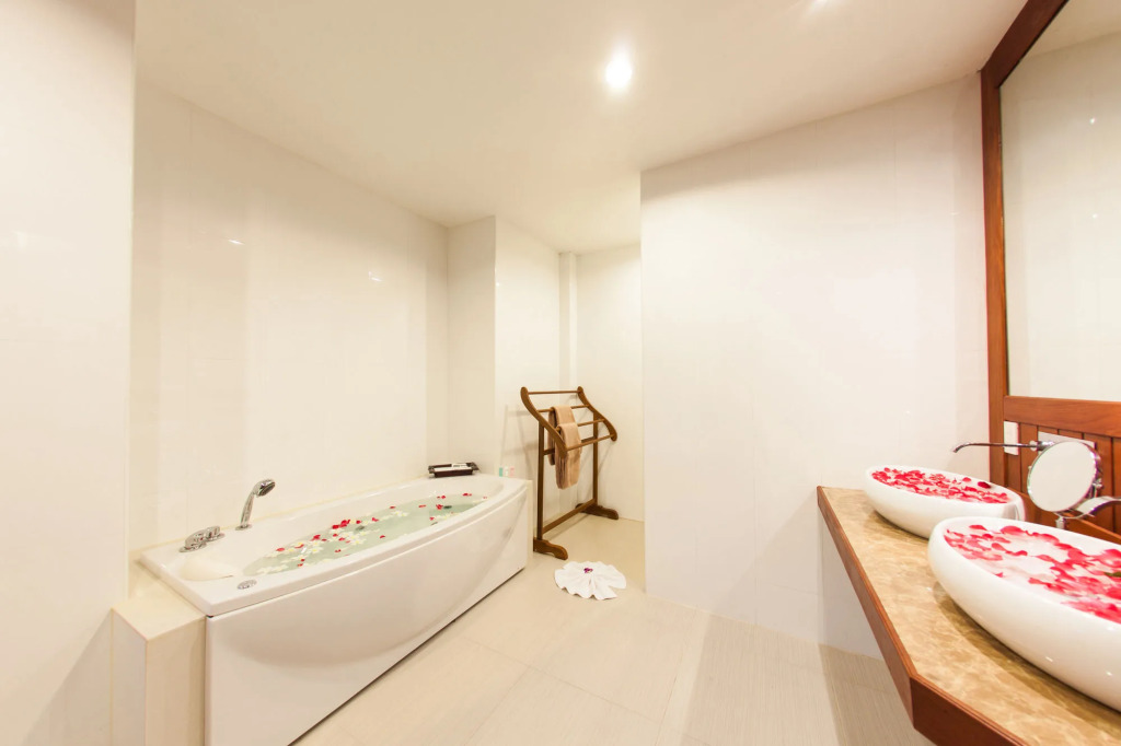Howard Johnson by Wyndham Phuket Naiyang