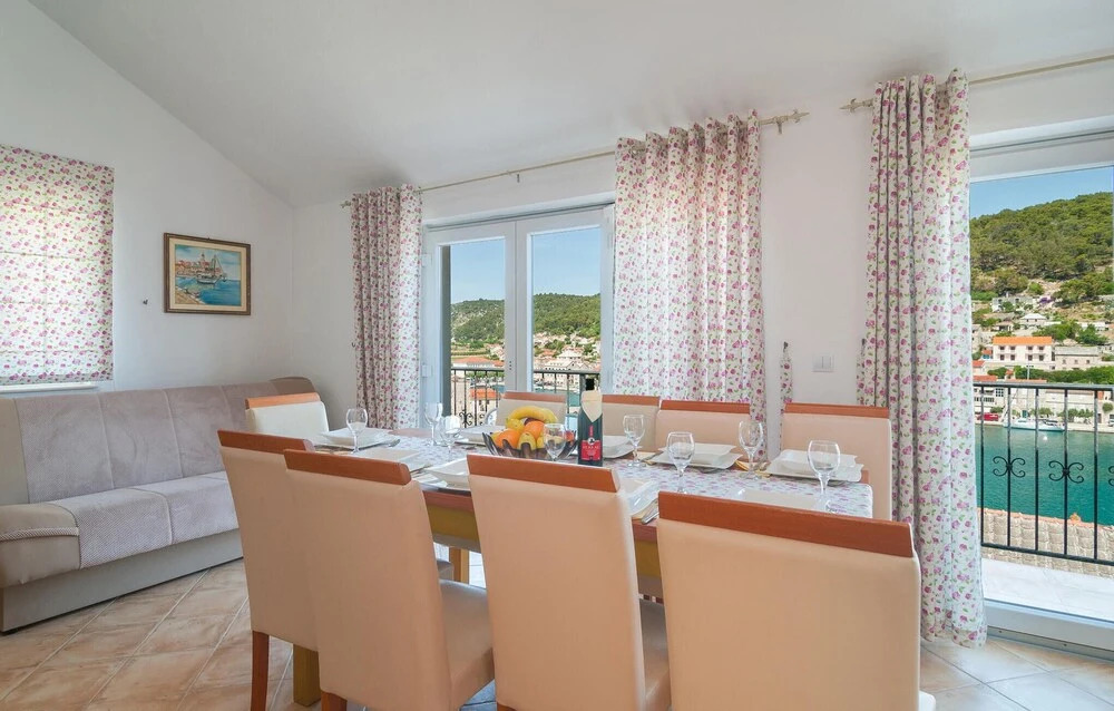 Awesome Home in Pucisca With 7 Bedrooms, Wifi and Outdoor Swimming Pool