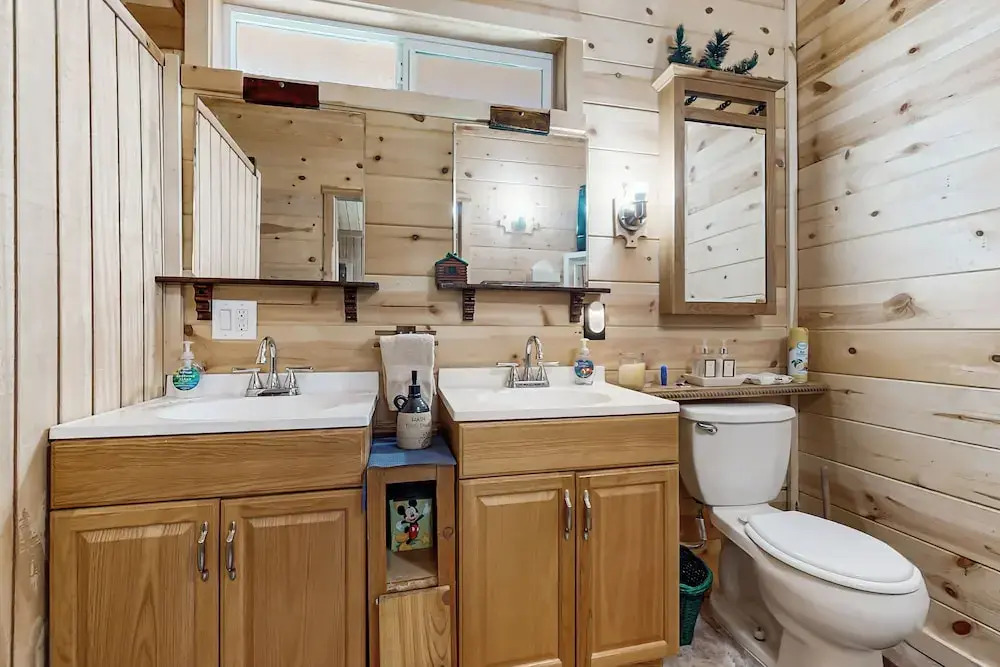 7 Mi to Ski Resorts: Dog-friendly Sugarloaf Cabin