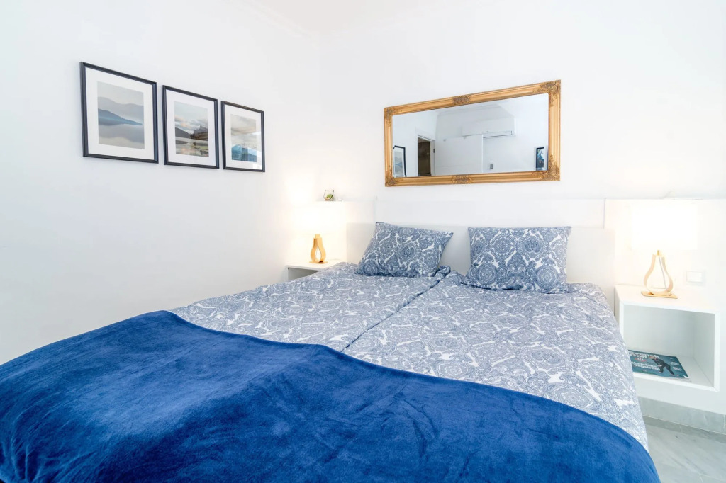 SAT1-walking distance to Puerto Banus
