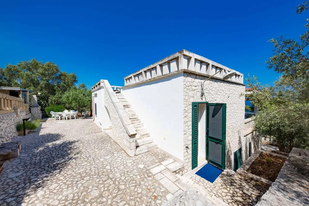 And001 in Andrano With 4 Bedrooms and 2 Bathrooms