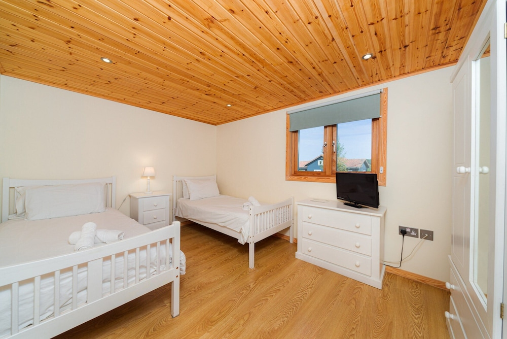 Lodge in Caldecott Hall With Private Hot Tub
