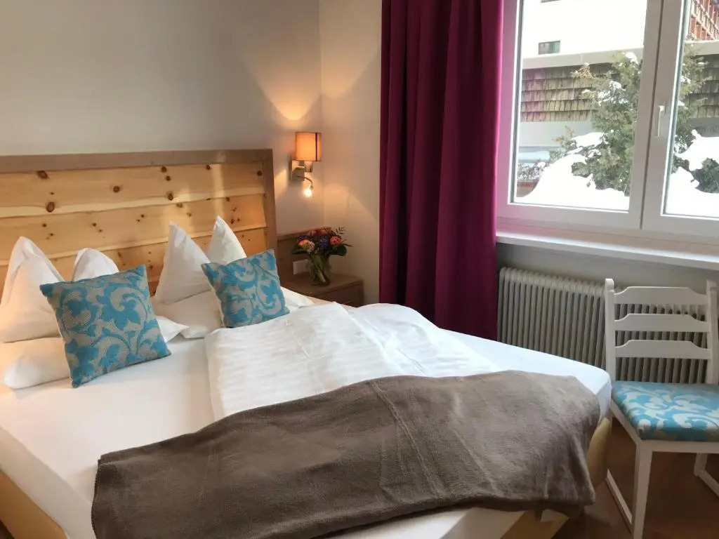 Gästehaus Schusser an der Therme, Frühstück, Doppelzimmer und Ferienwohnung