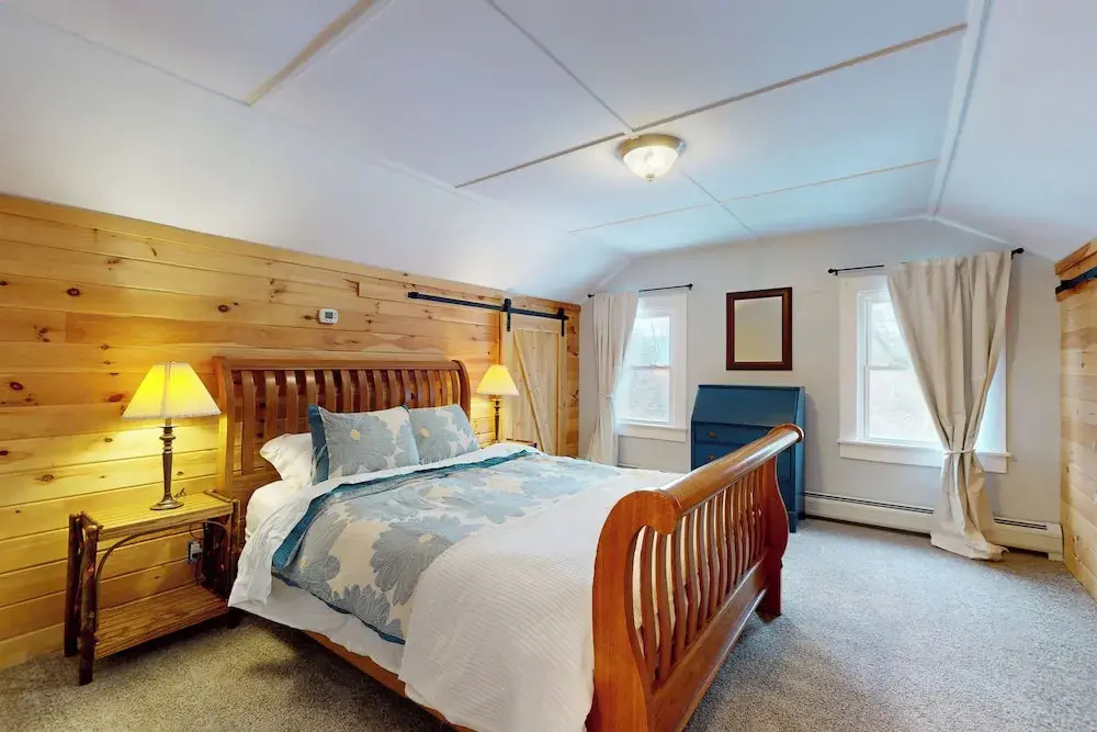2 Mins to Lake Park, Beach & Town! Cozy Cottage
