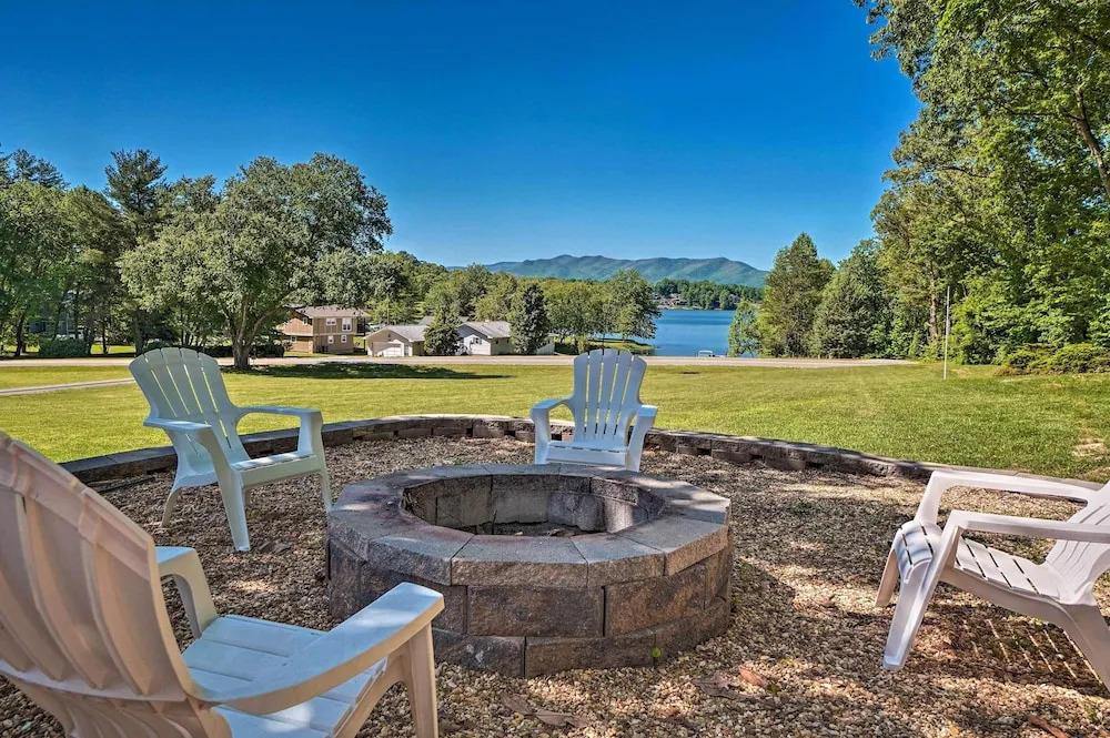 Hayesville Lake Getaway w/ Balcony & Mtn Views!