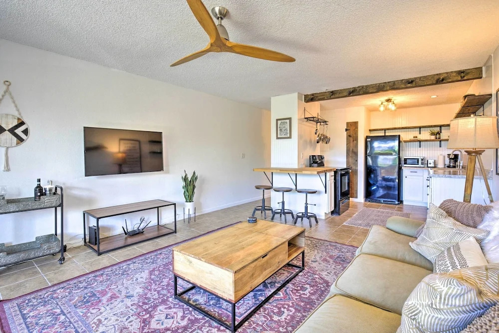 Big Island Condo w/ Pool Access: Walk to Beach!